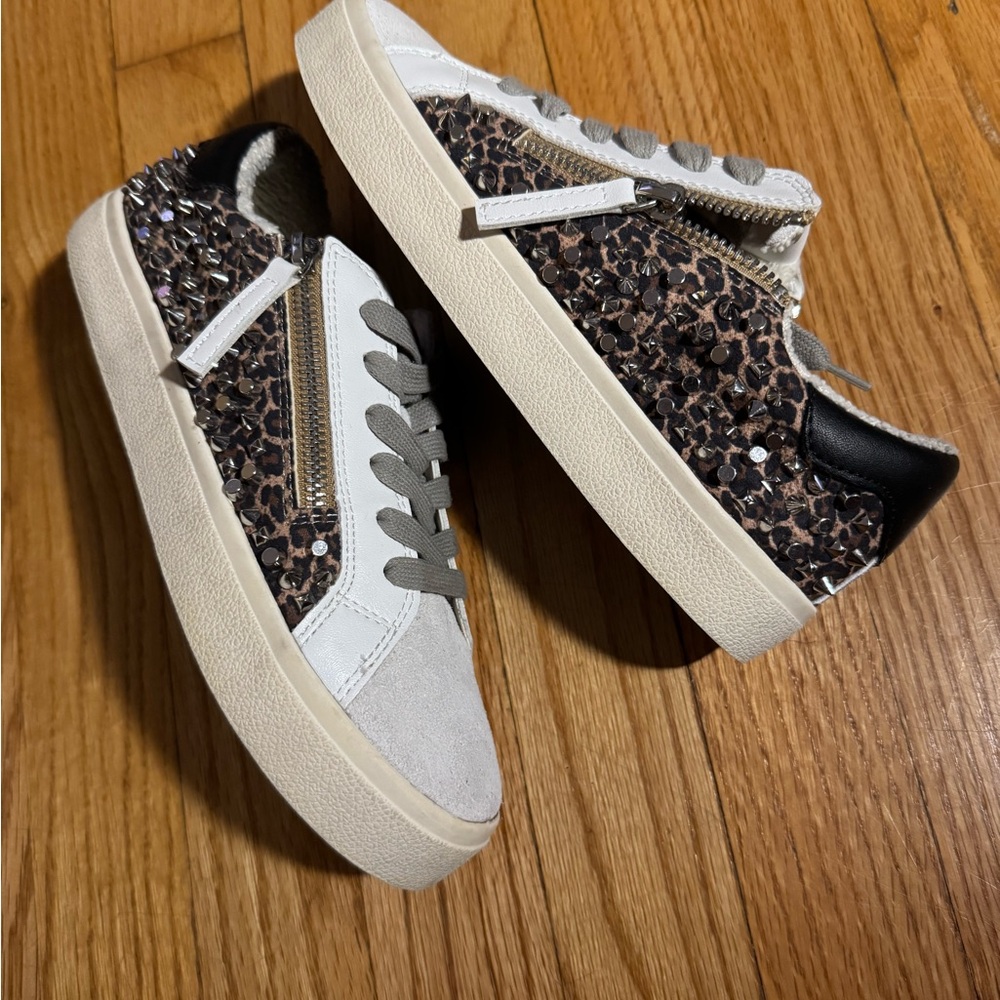 Steve Madden Stylish Women's Leather Sneakers with Leopard Print and Studs Size6